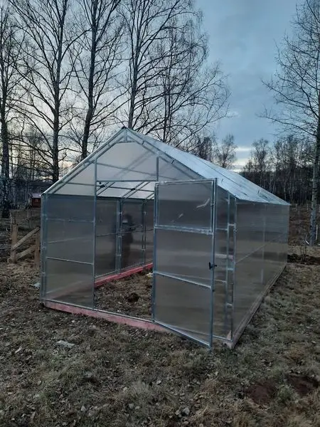 Теплица «Ударница Англичанка», ширина 2.5/3 м, труба 20х20 + 20х20 Теплица «Ударница Англичанка», ширина 2.5/3 м, труба 20х20 + 20х20