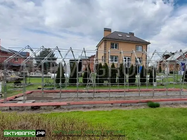 Теплица «Ударница Англичанка», ширина 2.5/3 м, труба 20х20 + 20х20 Теплица «Ударница Англичанка», ширина 2.5/3 м, труба 20х20 + 20х20