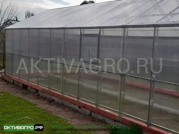 Теплица «Ударница Англичанка», ширина 2.5/3 м, труба 20х20 + 20х20 Теплица «Ударница Англичанка», ширина 2.5/3 м, труба 20х20 + 20х20